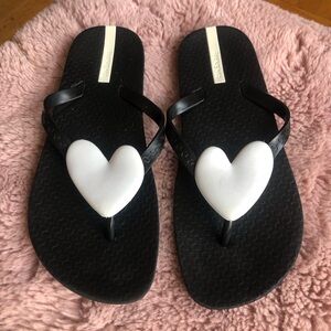 IPANEMA HEARTED FLIP FLOPS 🤍🖤